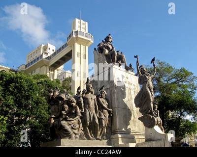 Monument au fondateur de Salvador en face de l'Elevador Lacerda qui joint la ville supérieure et inférieure de Salvador, Brésil Banque D'Images