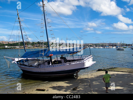 La pêche ou bateau de tourisme sur la plage de Salvador, Brésil Banque D'Images