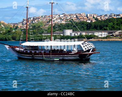 Les touristes bateau n la baie à Salvador, Brésil Banque D'Images