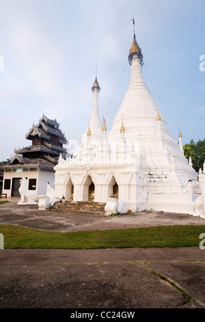 Le chedi de style birman Wat Phra That Doi Kong Mu. Mae Hong Son, Mae Hong Son, Thaïlande Banque D'Images
