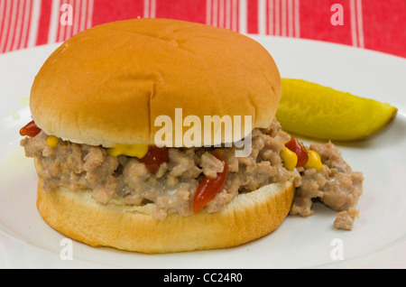 Un délicieux Burger de boeuf fait maison avec du ketchup et de la moutarde Banque D'Images