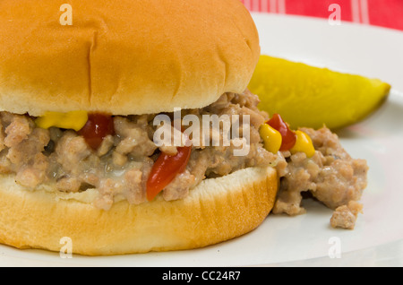 Un délicieux Burger de boeuf fait maison avec du ketchup et de la moutarde Banque D'Images