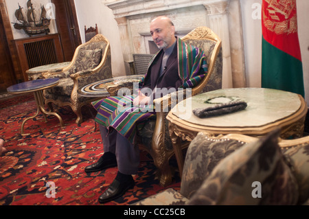 Hamid Karzai, Président de l'Afghanistan, prend la parole lors d'une entrevue dans le palais présidentiel à Kaboul, Afghanistan Banque D'Images