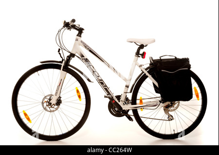 Photo de studio blanc de vélo hybride montagne/route pour femmes avec des valises. Banque D'Images