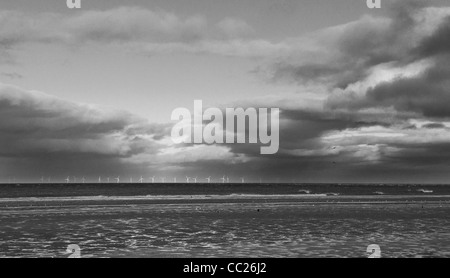Ferme éolienne de Talacre sur horizon contre soir nuages, loin, en noir & blanc Banque D'Images
