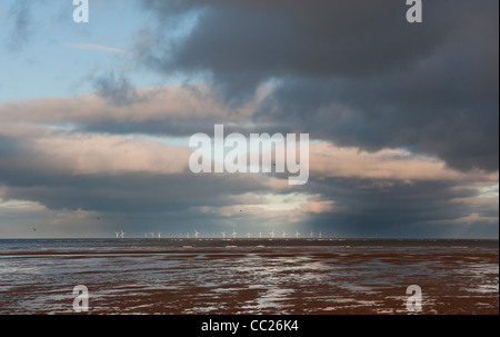 Ferme éolienne de Talacre sur horizon contre soir nuages, loin Banque D'Images