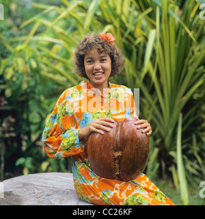 Monsieur, jeune femme Créole avec un écrou de Coco de Mer, l'île de Praslin, Seychelles Banque D'Images