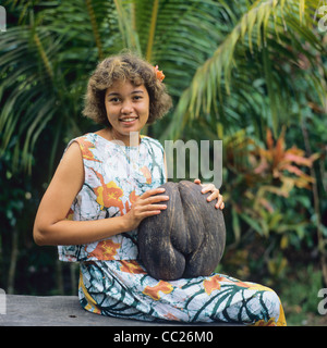 Monsieur, jeune femme Créole avec un écrou de Coco de Mer, l'île de Praslin, Seychelles Banque D'Images