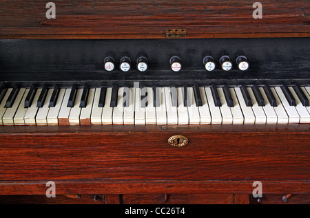 Touches blanches vieux clavecin Banque D'Images