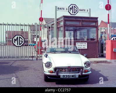 MGB Roadster voiture de sport sur la photo à l'extérieur de l'usine MG travaille à Abingdon Oxfordshire en 1978 Banque D'Images