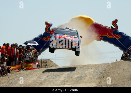 Sébastien Loeb voiture saute élevée pendant l'Acropolis Rally en Grèce, qui fait partie du Championnat du Monde des Rallyes. Banque D'Images