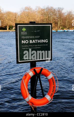 Aucun signe de baignade et bouée par la serpentine, Hyde Park, London, England, UK Banque D'Images