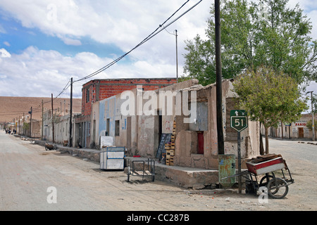 La ligne 51 qui traverse la ville minière de San Antonio de los Cobres dans la province de Salta, Argentine Banque D'Images