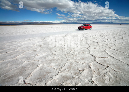 Voiture de tourisme rouge sur le Salar Grande dans la province de Jujuy en Argentine Banque D'Images