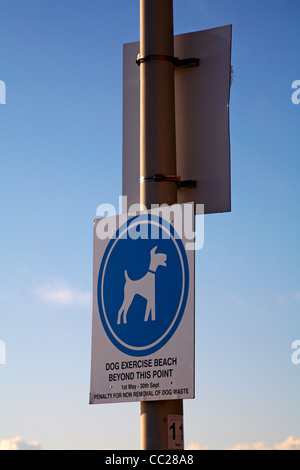 Plage d'exercice pour chiens au-delà de ce point signe sur la plage de Bournemouth en Décembre Banque D'Images