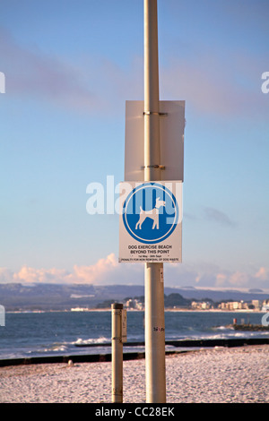 Plage d'exercice pour chiens au-delà de ce point signe sur la plage de Bournemouth avec un saupoudrage de neige sur la plage de Bournemouth en Décembre Banque D'Images