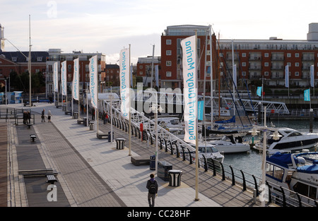 Promenade au bord de l'eau à GUNWHARF QUAYS. Portsmouth. Le Hampshire. L'Angleterre. Banque D'Images