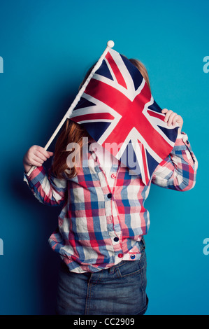 Une jeune fille tenant un drapeau britannique Banque D'Images