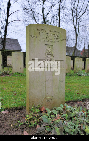 La tombe du poète de la Première Guerre mondiale Edward Thomas, dans la Chapelle Saint-Vincent cimetière militaire, France Banque D'Images