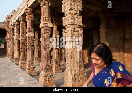 Quwwat-ul-Islam (la puissance de l'Islam) mosquée de Qutb Minar Complex, New Delhi, Inde Banque D'Images