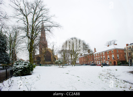 L'église Holy Trinity, Coventry, Royaume-Uni, dans la neige. Banque D'Images