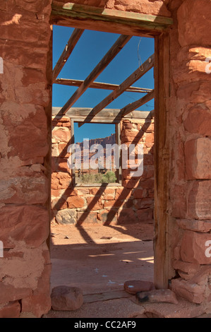 Maison en ruine abandonnée au ranch près de Jacobs et de l'eau de la piscine à Vermilion Cliffs National Monument, Arizona, USA Banque D'Images