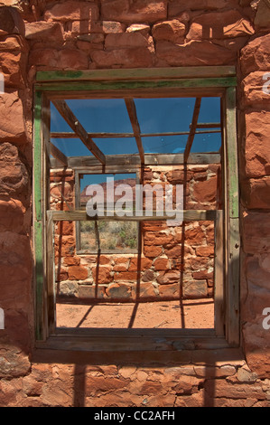 Maison en ruine abandonnée au ranch près de Jacobs et de l'eau de la piscine à Vermilion Cliffs National Monument, Arizona, USA Banque D'Images