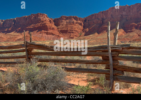 Vieille clôture abandonné au ranch près de Jacobs et de l'eau de la piscine, Paria Plateau dans dist, Vermilion Cliffs Natl Monument, Arizona, USA Banque D'Images