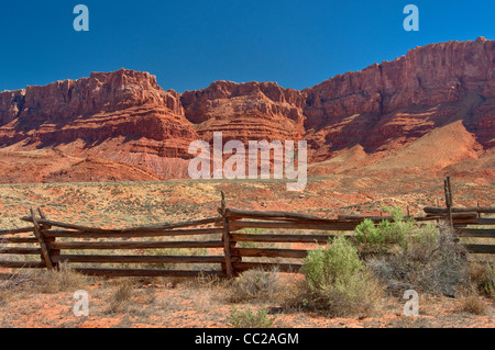 Vieille clôture abandonné au ranch près de Jacobs et de l'eau de la piscine, Paria Plateau dans dist, Vermilion Cliffs Natl Monument, Arizona, USA Banque D'Images