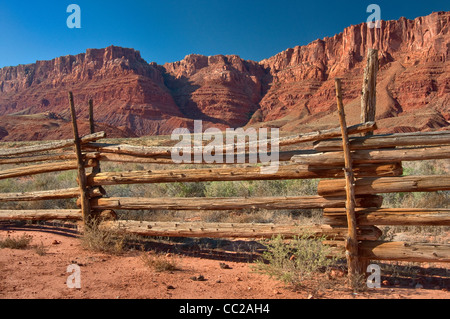 Vieille clôture abandonné au ranch près de Jacobs et de l'eau de la piscine, Paria Plateau dans dist, Vermillion Cliffs Natl Monument, Arizona, USA Banque D'Images