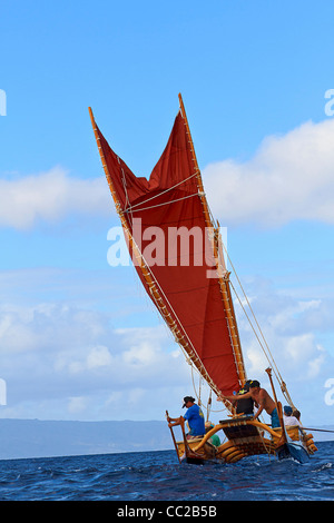 Mo'olele, réplique d'un ancien canot de guerre hawaïenne, vu la voile sur la tête vers la caméra dans les eaux au large de Maui, Hawaii, Banque D'Images