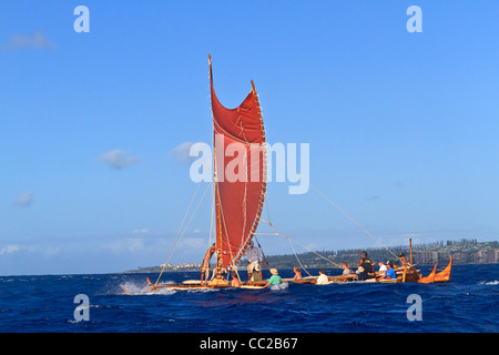 Mo'olele, réplique d'un ancien canot de guerre hawaïenne, voiles dans les eaux au large de Maui, Hawaii, Banque D'Images