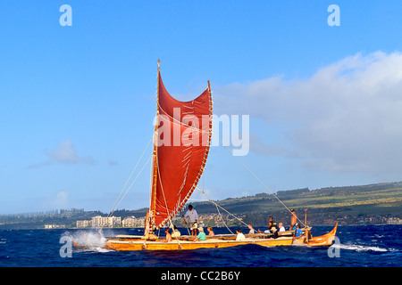 Mo'olele, réplique d'un ancien canot de guerre hawaïenne, voiles dans les eaux au large de Maui, Hawaii, Banque D'Images