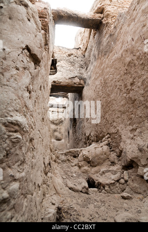 La chute des murs en décomposition dans le village historique de El-Qasr à Dakhla Oasis. Désert de l'Ouest, l'Egypte Banque D'Images