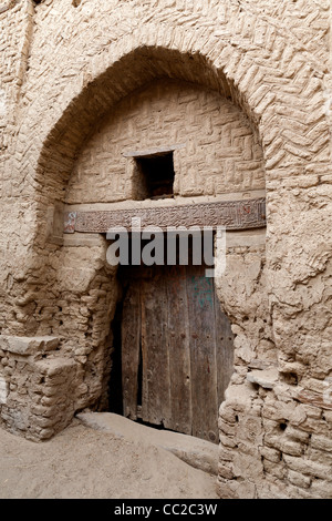 Poutre en bois sculpté islamique au village historique de El-Qasr à Dakhla Oasis. Désert de l'Ouest, l'Egypte Banque D'Images