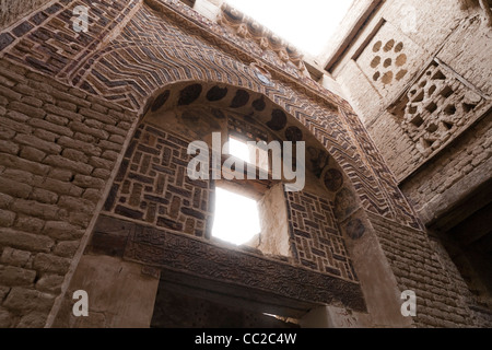 Façade en briques peintes élaborée et fenêtre dans le village historique de El-Qasr à Dakhla Oasis. Désert de l'Ouest, l'Egypte Banque D'Images