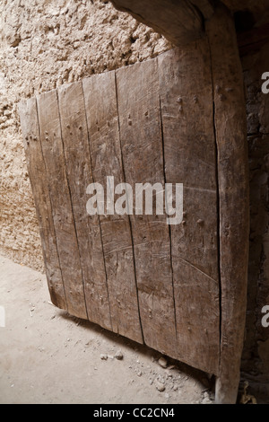 Porte de bois au village historique de El-Qasr à Dakhla Oasis. Désert de l'Ouest, l'Egypte Banque D'Images