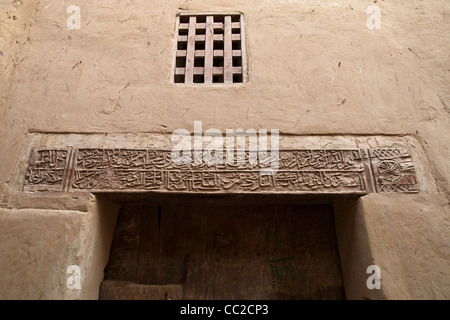 Poutre en bois sculpté islamique au village historique de El-Qasr à Dakhla Oasis. Désert de l'Ouest, l'Egypte Banque D'Images