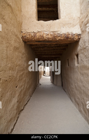 Passerelle nouvellement restauré avec dans le village historique de El-Qasr à Dakhla Oasis. Désert de l'Ouest, l'Egypte Banque D'Images