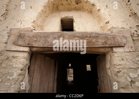 Porte sculptée de l'islam dans le village historique d'El-Qasr à Dakhla Oasis. Désert de l'Ouest, l'Egypte Banque D'Images