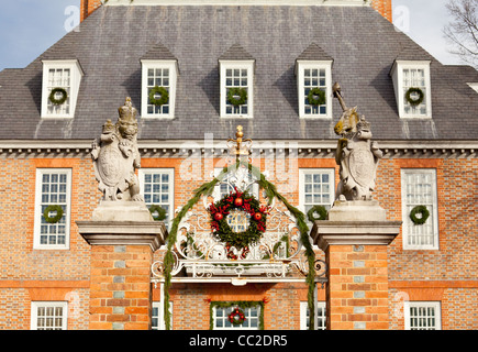 Hôtel des Gouverneurs ou palace à Colonial Williamsburg à Noël décoré pour la saison Banque D'Images