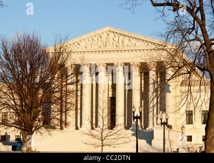 La fin de l'après-midi l'hiver soleil éclaire avant de cour suprême à Washington en hiver Banque D'Images