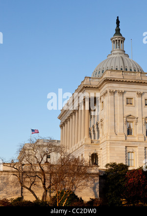 US drapeau flotte devant le Capitole à Washington DC Banque D'Images