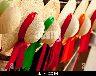 Jeu de des chapeaux de paille avec des rubans colorés dans une rangée Banque D'Images