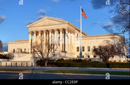La fin de l'après-midi l'hiver soleil éclaire avant de cour suprême à Washington en hiver Banque D'Images