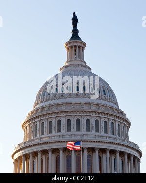 US drapeau flotte devant le Capitole à Washington DC Banque D'Images