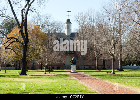 Statue devant le College of William and Mary à Williamsburg en Virginie à Noël Banque D'Images