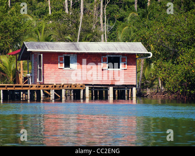 Petite maison rose sur pilotis, mer des Caraïbes Banque D'Images