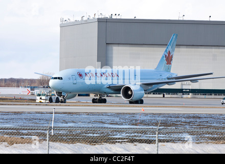 Avion d'Air Canada d'être roulé sur la piste sur l'aéroport international Pierre Elliot Trudeau à Montréal, Canada. Banque D'Images