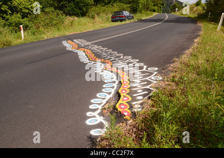 Route endommagée a mis en évidence par les artistes hippie Banque D'Images
